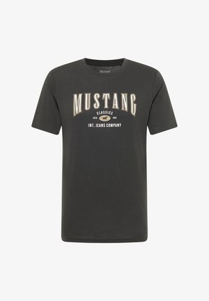Camiseta de algodón gris oscuro con mangas cortas. Presenta un gran logotipo gráfico en blanco y dorado que dice "MUSTANG CLASSICS" en el frente.