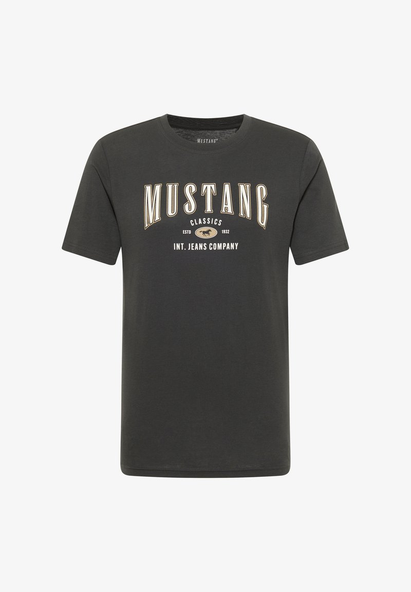 Tmavě šedé bavlněné tričko s krátkým rukávem. Na přední straně má velké bílé a zlaté logo "MUSTANG CLASSICS".