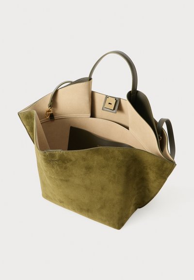Sac fourre-tout en daim olive avec une texture douce, intérieur beige, doubles poignées et une petite fermeture à fermoir doré pour un accès sécurisé.