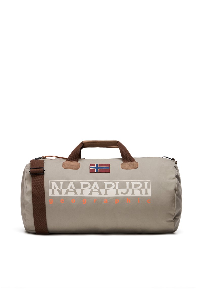 Borsa a duffel beige realizzata in materiale resistente, con manici marroni, una toppa con la bandiera norvegese e la scritta "NAPAPIJRI geographic" in bianco e arancione.