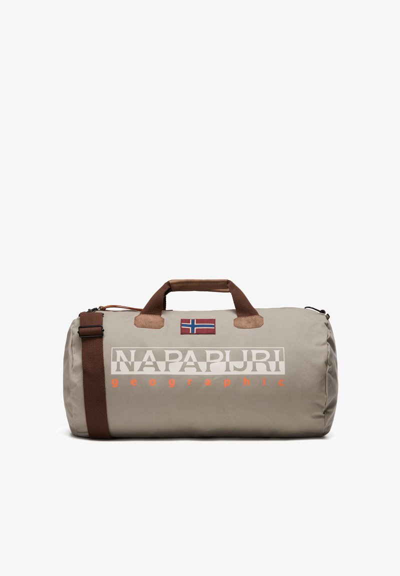 Beige duffel bag lavet af holdbart materiale, med brune håndtag, et norsk flag-patch og "NAPAPIJRI geographic" i hvid og orange tekst.