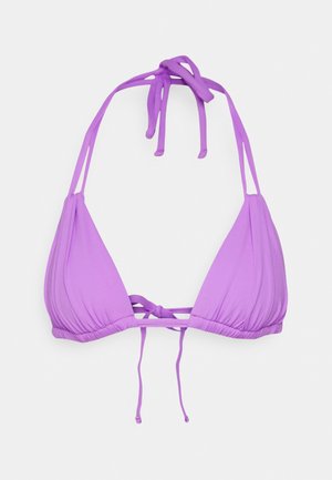 Fioletowy bikini top w kształcie trójkąta z wiązaniem na szyi i sznurkami na tle czystej białej powierzchni.