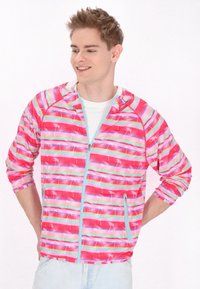 Jachetă zip-up colorată, cu dungi orizontale în nuanțe de roz, verde și albastru, împodobită cu modele de palmieri; material ușor și design cu glugă.