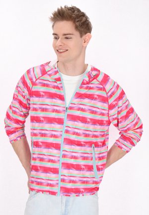 Farverig zip-up jakke med horisontale striber i pink, grøn og blå, samt palmetræsmønstre; letvægtsmateriale og hætte-design.