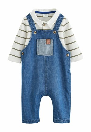 Baby-Outfit mit weißem Langarmshirt mit dünnen dunklen Streifen und Jeans-Latzhose mit Fronttasche und braunen Knöpfen.