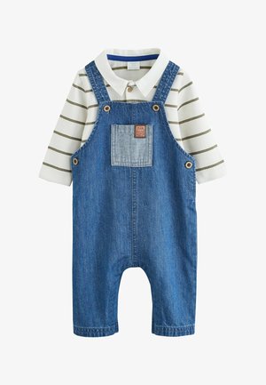 Baby-outfit med hvid langærmet skjorte med tynde mørke striber og denim-overalls med en forlomme og brune knapper.