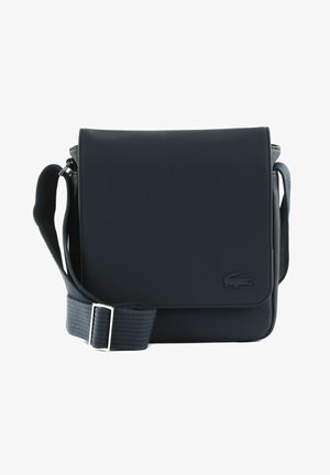 Bolsa de ombro azul escuro feita de material sintético texturizado. Apresenta fecho de aba, alça ajustável e detalhe de logotipo em relevo.