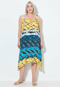 Vestido sin mangas amarillo, azul y verde azulado con un patrón de tiburón y peces, con un dobladillo asimétrico, hecho de tela ligera.