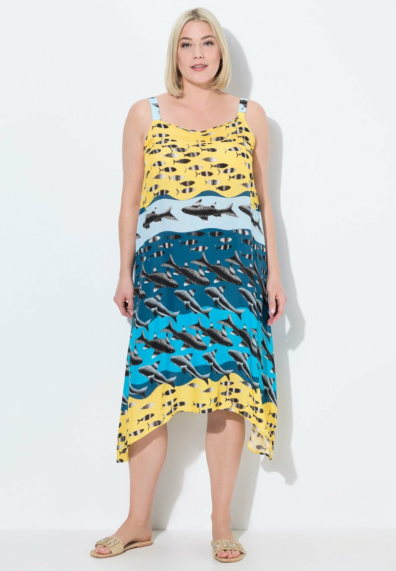 Vestido sin mangas amarillo, azul y verde azulado con un patrón de tiburón y peces, con un dobladillo asimétrico, hecho de tela ligera.