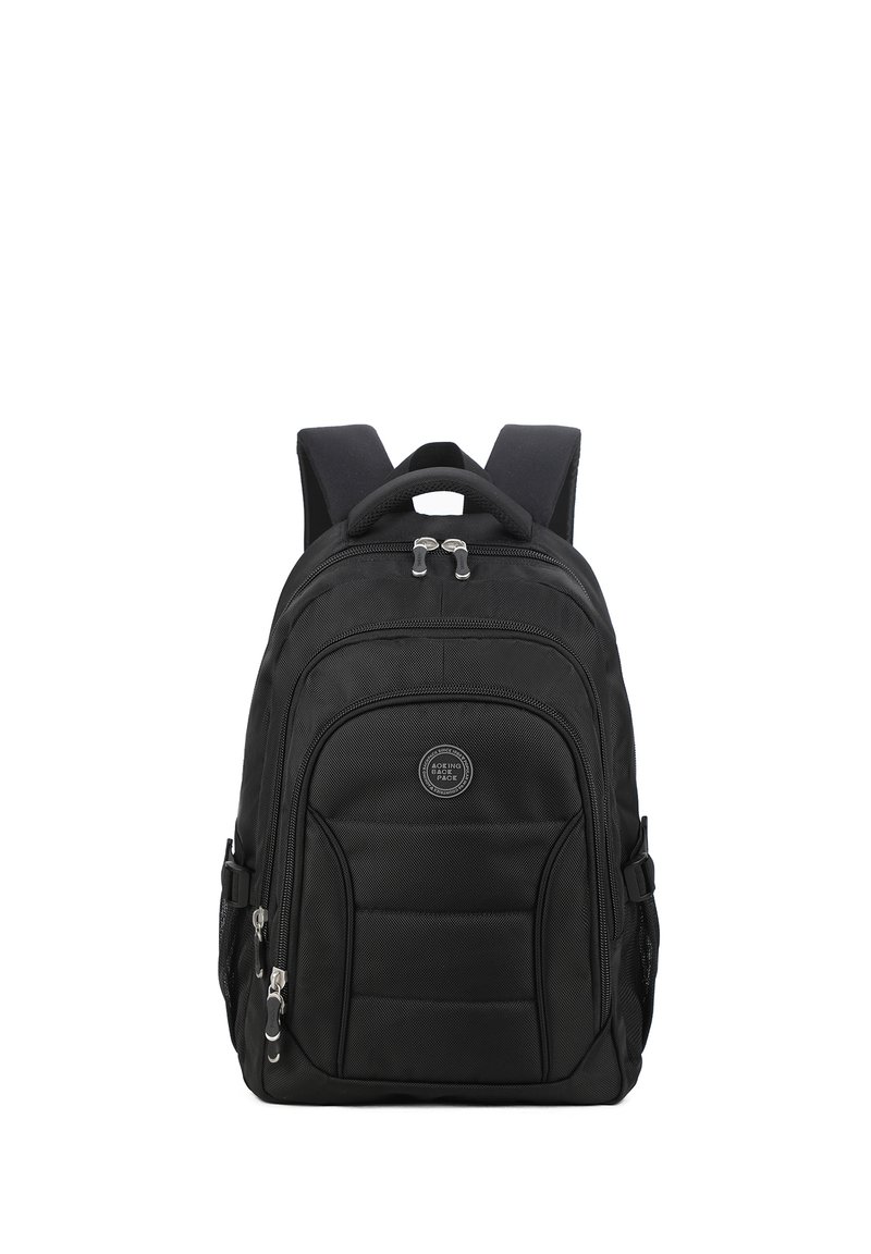 Zwarte rugzak met een gepolsterde rug, dubbele ritsen, zijvakken en een ronde logo-label. Gemaakt van duurzaam synthetisch materiaal.