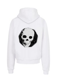 Felpa bianca con cappuccio caratterizzata da un design grafico in bianco e nero di un teschio, circondato da un motivo vorticoso sulla parte posteriore.