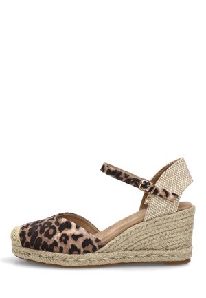 Sandalia cuña tipo espadrille con parte frontal de estampado de leopardo, correa beige tejida en el tobillo con hebilla y suela plataforma de yute trenzado.