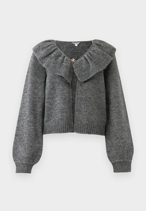 Grauer gestrickter Cardigan mit puffartigen langen Ärmeln, einem breiten, gerüschten Kragen und einem einzelnen dekorativen Knopfverschluss am Ausschnitt.