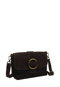 Sac à main en daim marron avec une fermeture à rabat, orné d'un accent circulaire en métal doré et une bandoulière détachable. Texture lisse et forme rectangulaire.
