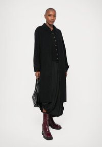 CLOSED BELTED - Manteau classique - black