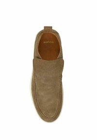Chaussure slip-on en suede marron avec un bout arrondi, peu de détails de couture et une semelle en caoutchouc blanc. L'intérieur présente une doublure en cuir tan.