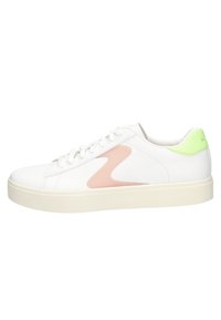 Basket blanc au toucher lisse ; il présente un swoosh rose et un accent de talon vert fluo. Semelle en caoutchouc de couleur claire, design lacé.