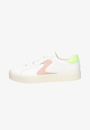 Zapatilla blanca con una textura suave; presenta un swoosh rosa y un acento en el talón de color verde neón. Suela de goma clara, diseño de cordones.