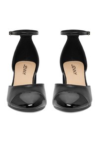 Czarne szpilki na kostkę z połyskującym noskiem, matowym korpusem i zaokrąglonym krojem. Posiadają zapięcie na sprzączkę na pasku.