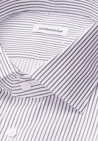 Witte overhemd met dunne zwarte verticale strepen, opgevouwen kraag, witte knopen en een 'seidensticker' merklabel in de kraag.