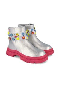 Botines metálicos plateados con acabado texturizado, suela de goma rosa y tiras decorativas florales en azul, amarillo y rojo.