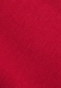 Tessuto rosso con una texture liscia, caratterizzato da un motivo a tessitura diagonale. Il colore è un rosso vibrante, uniforme, senza alcun motivo o accento visibile.
