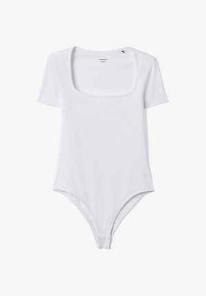 Weißer Kurzarm-Body mit quadratischem Ausschnitt und Druckknopfverschluss im Schritt, flach auf weißem Hintergrund liegend.