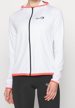 Weiße Zip-Jacke mit strukturierter Oberfläche, ausgestattet mit einem schwarzen Reißverschluss und einem leuchtend korallenfarbenen Akzent an der Kapuze und den Ärmeln. Logo auf der Brust.