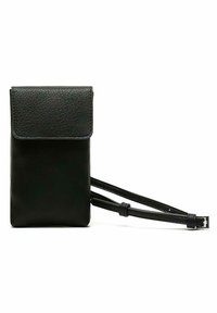 Pochette in pelle nera con finitura testurizzata, forma rettangolare, chiusura a ribalta e tracolla regolabile. Design minimalista.