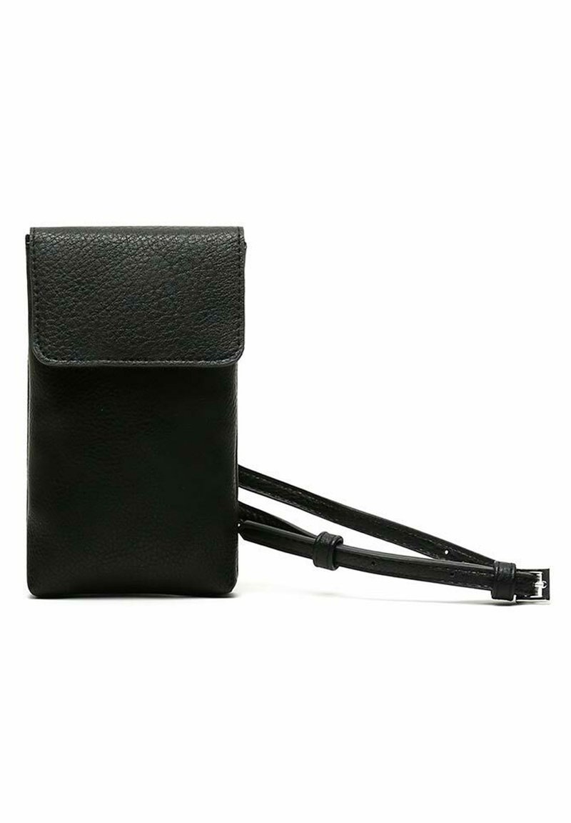 Pochette in pelle nera con finitura testurizzata, forma rettangolare, chiusura a ribalta e tracolla regolabile. Design minimalista.