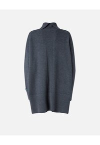 Sivi pleteni pulover s visokim ovratnikom, koji ima rebrasti uzorak na rubovima i bočnim šavovima. Dizajn je oversized, što omogućava labav fit.