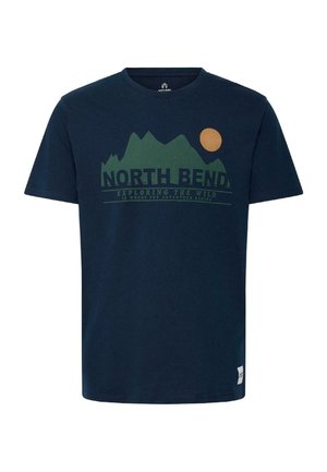 Tumesinine T-särk rohelise mägipildiga, oranži päikesega ja ees tekstiga "North Bend Exploring the Wild".