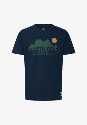 Tumesinine T-särk rohelise mägipildiga, oranži päikesega ja ees tekstiga "North Bend Exploring the Wild".