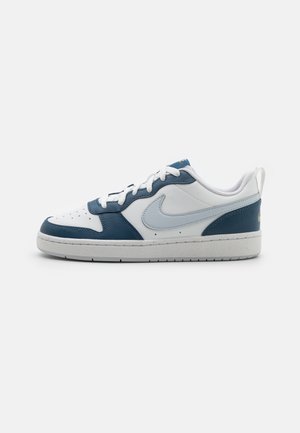 Weiße und marineblaue Ledersneaker mit strukturiertem Obermaterial, gelochter Zehenpartie, weißen Schnürsenkeln und einem hellblauen Nike-Swoosh-Logo.
