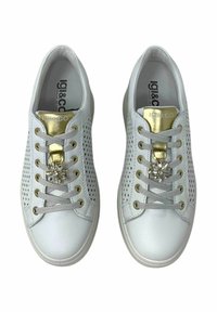 Sneakers bianchi perforati con accenti dorati, dotati di un gioiello decorativo sui lacci e lacci grigio chiaro. Suole in gomma.