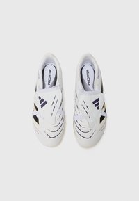 Chaussures de football blanches avec des accents noirs et violets, présentant une tige texturée, un design élégant et un système de laçage asymétrique unique.