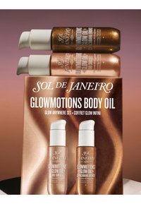 To pumpeflasker med Sol de Janeiro Glowmotions kroppsolje i nyansene Rio Sunset og Copacabana Bronze vist på matchende merkepakning.