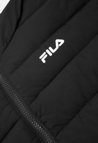 Giacca imbottita nera con chiusura a zip, texture trapuntata e un prominente logo FILA bianco sul davanti.