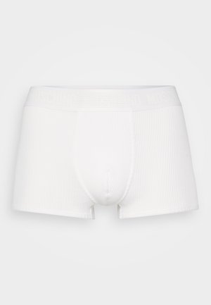 Witte geribde boxershorts met een logo-geperst elastische tailleband. Heeft een nauwsluitende snit en een zachte textuur. Geen extra patronen of accenten.