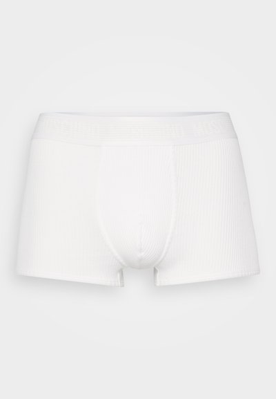 Fehér bordás boxer alsónadrág logóval ellátott, párnázott derékpánttal. Feszes szabású és puha tapintású. Nincsenek további minták vagy díszítések.