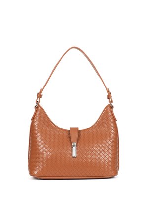 Bruine leren handtas met geweven textuur, enkele schouderband en zilveren sluiting aan de voorkant in het midden, afgebeeld tegen een witte achtergrond.