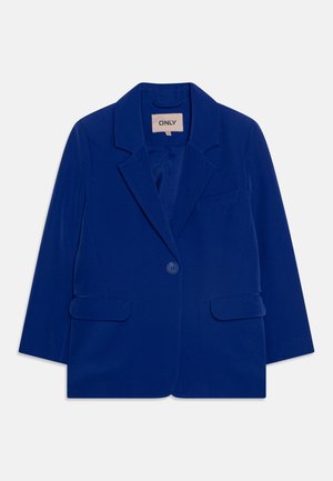 Mėlynas bleizeris su išpjautomis atlapais, vienu mygtuko užsegimu ir dviem priekinėmis kišenėmis. Pagamintas iš lygaus audinio su nežymiu blizgesiu.