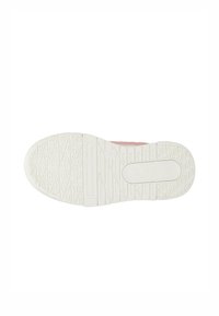 Semelle de chaussure rose avec caoutchouc blanc texturé. Présente des rainures pour l'adhérence et un design de pointe arrondie. La section de la semelle intermédiaire est légèrement surélevée.