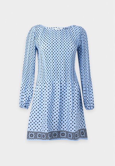 Robe bleu clair à manches longues avec petits motifs losanges noirs et bordure florale à l'ourlet sur fond uni.