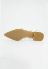 Sandal de tacón blanco de cuero con punta afilada y suela de goma marrón. Presenta un logo en el talón y una delgada correa en el tobillo con hebilla.