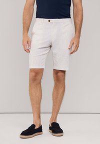 Pantaloni corti a righe in tonalità chiare, dal taglio comodo, realizzati in un tessuto traspirante, con chiusura a bottone e tasche a filetto. Abbinate a calzature nere.