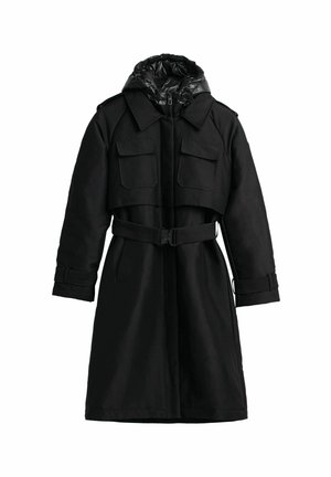 Abrigo negro con cintura ceñida, que presenta un cuello alto y una capucha acolchada. Incluye dos bolsillos frontales y una textura de tejido suave.