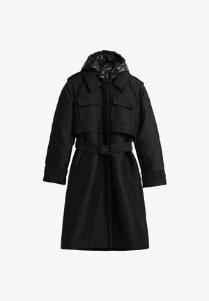 Cappotto nero con vita regolabile, caratterizzato da un colletto alto e un cappuccio imbottito. Include due tasche frontali e una texture di tessuto liscia.