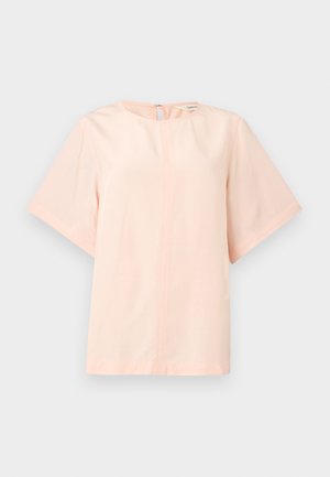 Šviesiai rožinė trumpomis rankovėmis palaidinė su apvalia iškirpte ir užsegimu nugaros dalyje, pateikta ant vienalytio šviesiai pilkos spalvos fono.