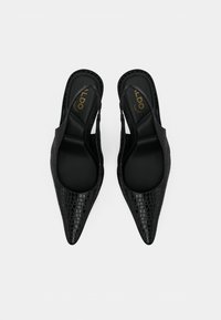 Svarte slingbacks med spiss tå, krokodilleskinnstruktur og polstrede innleggssåler, sett ovenfra på hvit bakgrunn.